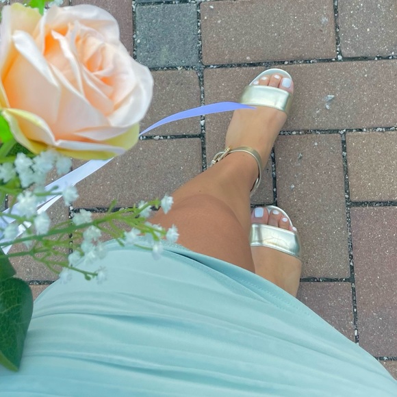 Liz Claiborne Gold Strapped Heels - Picture 5 of 5